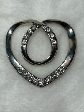 ✨ Vintage Silver Rhinestone Open-Frame Heart Scarf Clip ✨